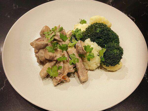 Garage - Бефстроганов с грибами в сметанном соусе