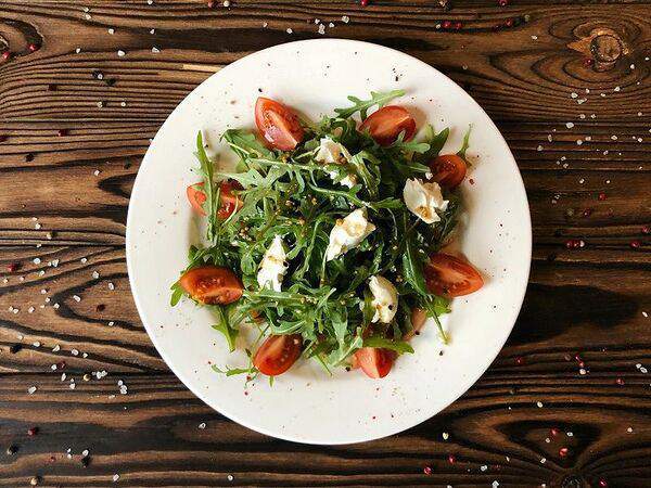 Стейк хаус Антрекот - Салат с лососем и авокадо