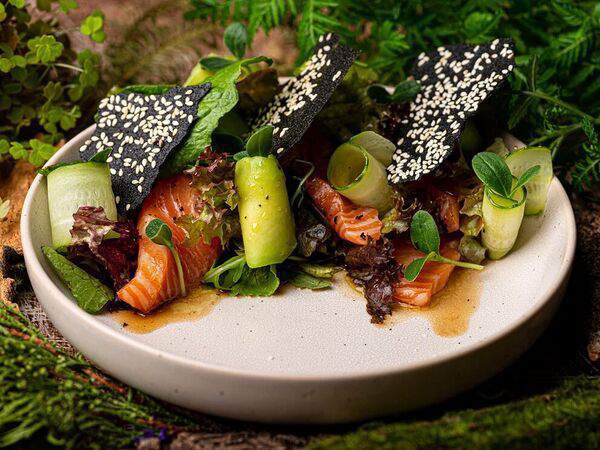 Red wall - Лосось, авокадо, тулипные чипсы и соевая эмульсия