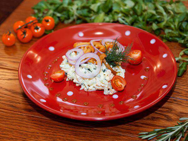 Первая Вареничная - Салат с маринованными опятами и копченой куриной грудкой