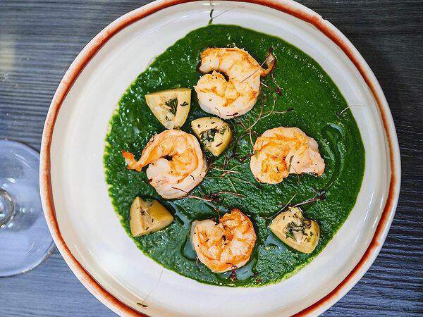 Winenot - Жареные креветки с кремом из шпината