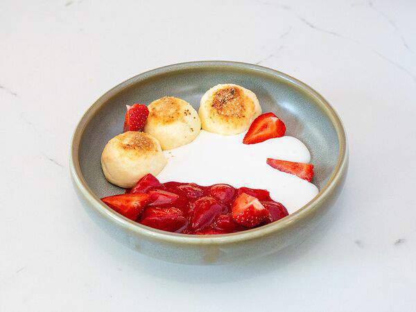 Гаврош - Сырники с клубникой и сливочным кремом