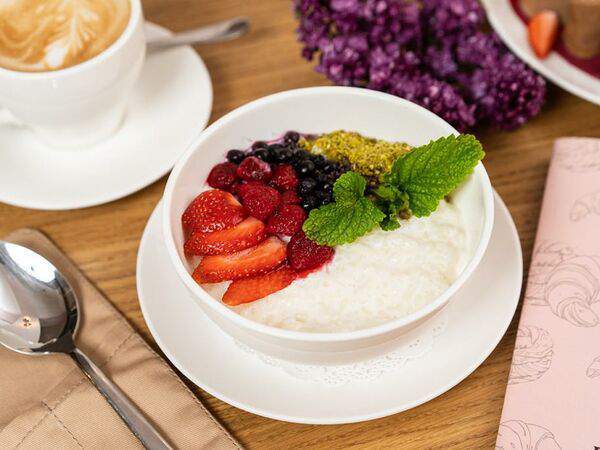 Theo - Рисовая каша с ягодами и фисташкой