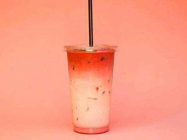 Sisters Coffee & Wine - Клубничный айс латте