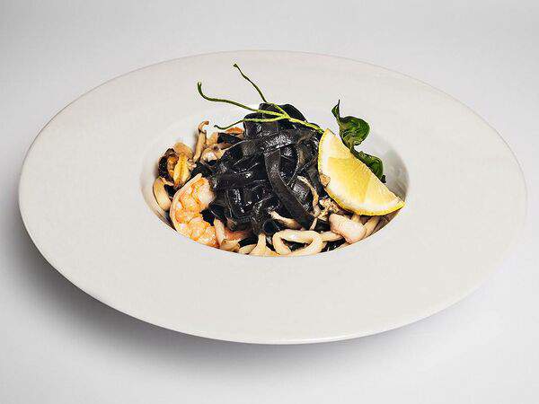 Николаевский - Паста с морепродуктами и чернилами каракатицы