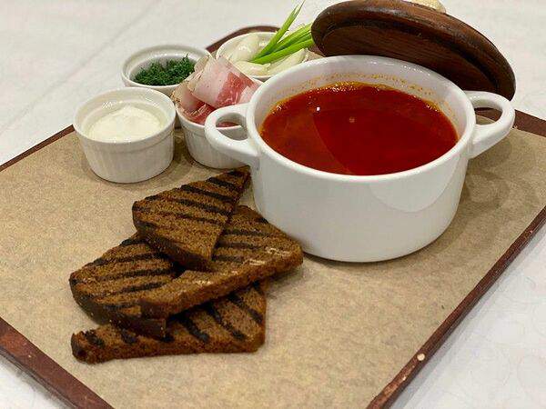 Николаевский - Борщ с телячьими щечками, гренками и салом