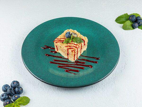 PizzBurg - Наполеон с соусом из клубники