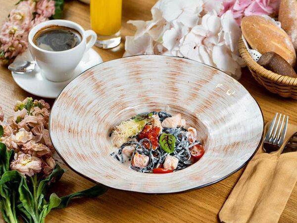 Theo - Спагетти Неро с лососем и икрой