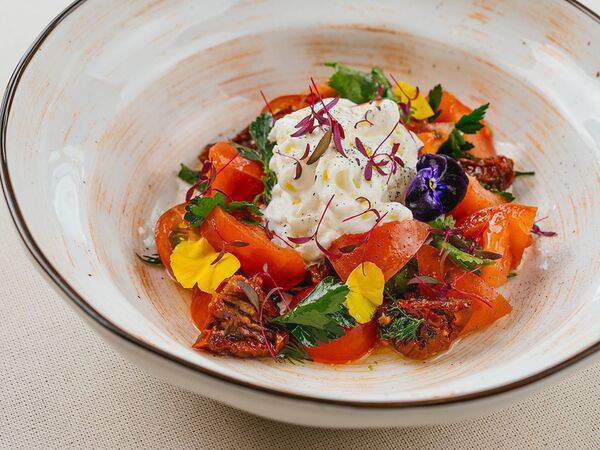 Trattoria 23 - Салат из томатов со страчателлой