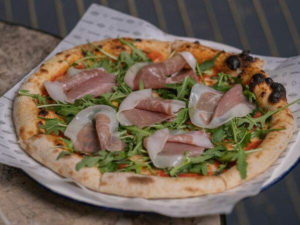 Сыроварня Чизерия - Пицца с прошутто и рукколой