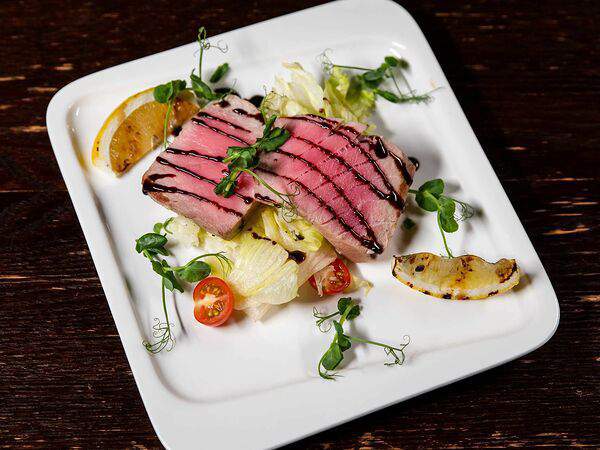 Harat's Irish Pub - Стейк из тунца