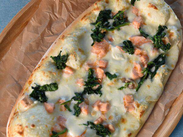 Акварель - Пиццетта с лососем, шпинатом и мини-моцареллой