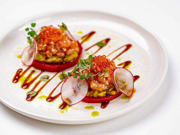 Клево - Тартар из лосося на томатах и гуакамоле