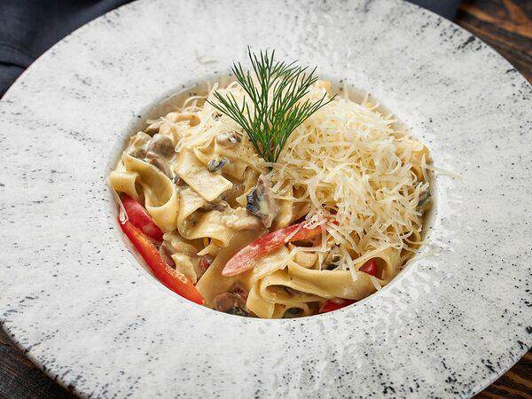 Югославия гриль - Паста Феттуччине с куриным филе