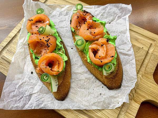 The Kitcha - Брускетта с малосольным лососем и цитрусовым крем-чизом