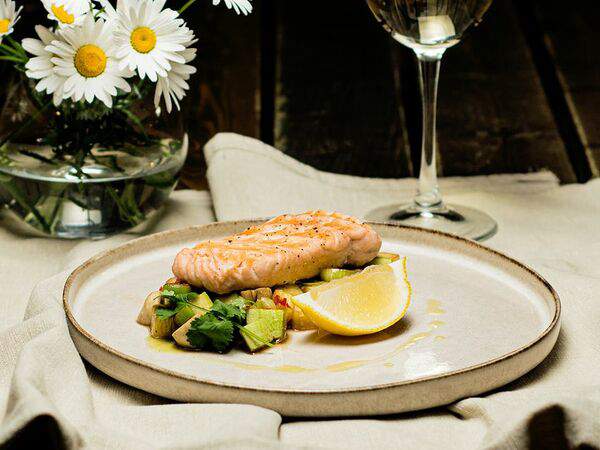 Green street - Стейк из лосося на гриле с гарниром
