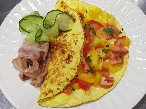 Пельменьок - Омлет с Беконом, перцем и помидором