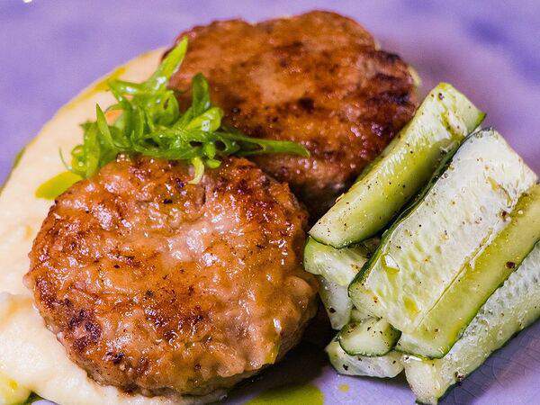 Friends Gastrobar - Котлеты куриные с картофельным пюре и огурцом маринованным в бурбоне