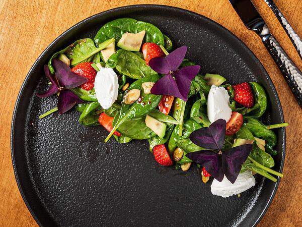 Гости рестопаб - Клубника с молодым козьим сыром