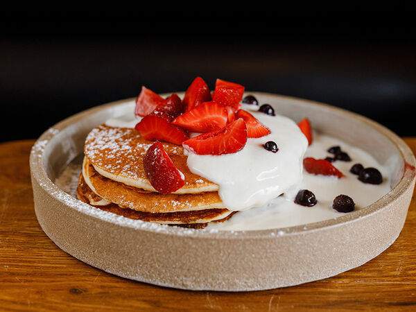 Sunny - Панкейки с сезонными фруктами и ягодами