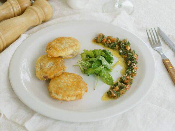 Маленький Париж - Свиная вырезка в сырной панировке с конкассе из томатов