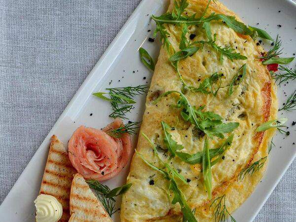 Traveler's coffee - Норвежский омлет с лососем и тостами с маслом