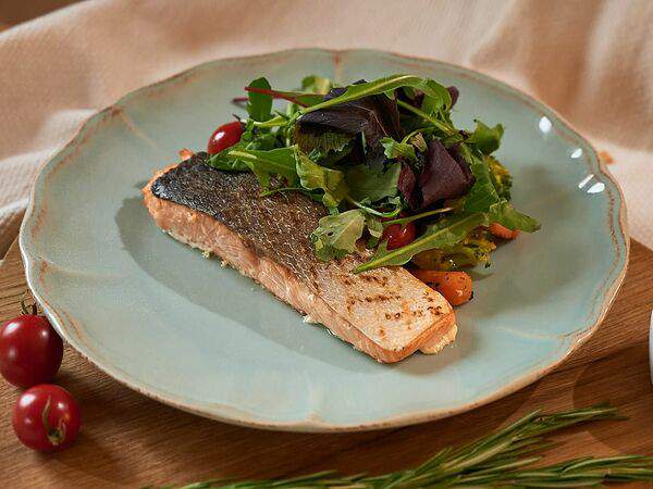 Debaton - Стейк из лосося на гриле с овощами