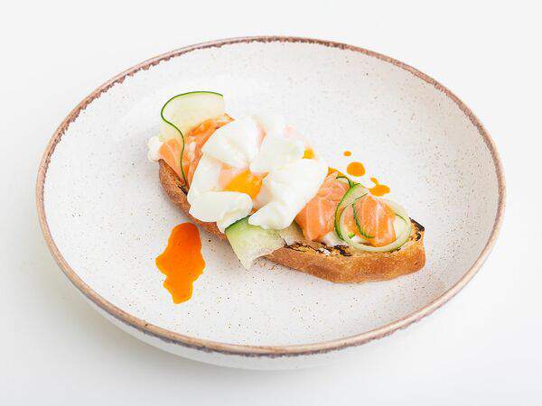 Breakfasteria - Брускетта с лососем и яйцом пашот