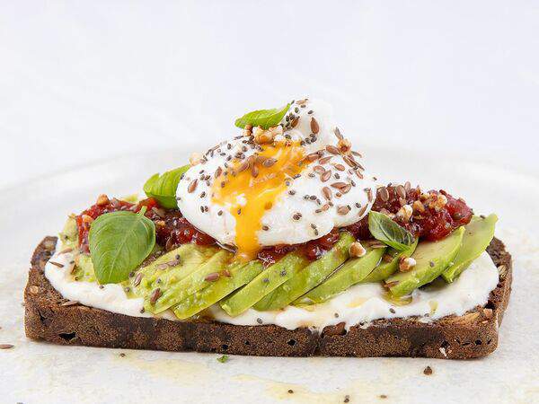 Маммас - Авокадо-тост с яйцом пашот
