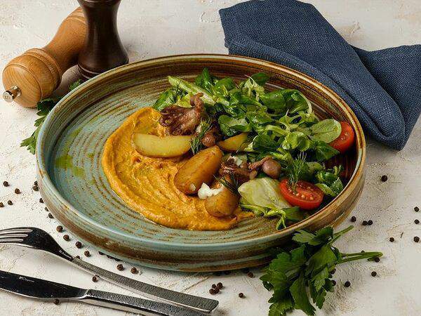 Гранат - Салат с дальневосточным кальмаром и и бататом