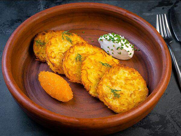 Fish Point - Картофельные драники с икрой ладожского сига и фермерской сметаной