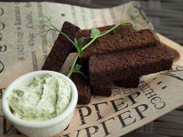 Wooden - Гренки из бородинского хлеба с соусом тартар