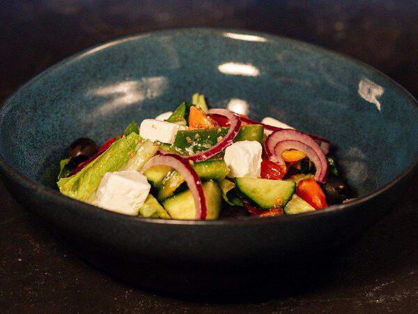 Между нами булочками - Греческий салат