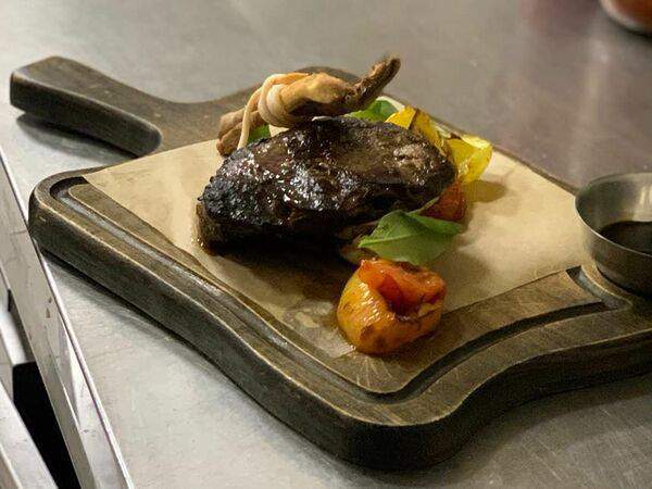 By mama - Стейк из говяжьей вырезки с овощным одеялом