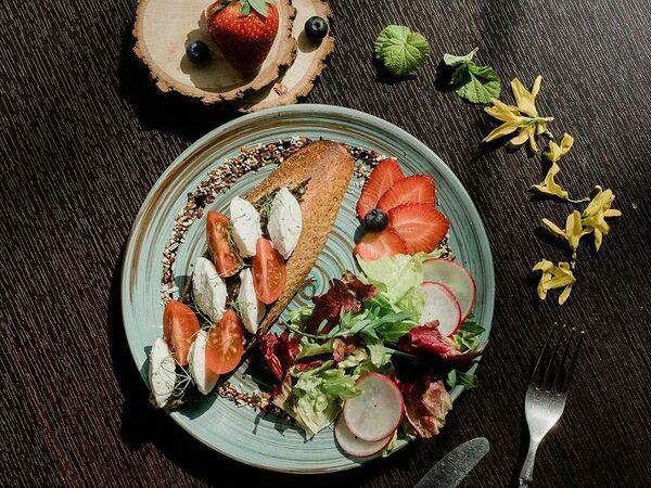 Кофейня 8512 - Брускетта с творожным сыром и авокадо пастой