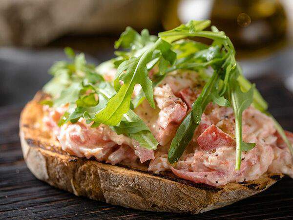 Сыроварня - Брускетта с камчатским крабом