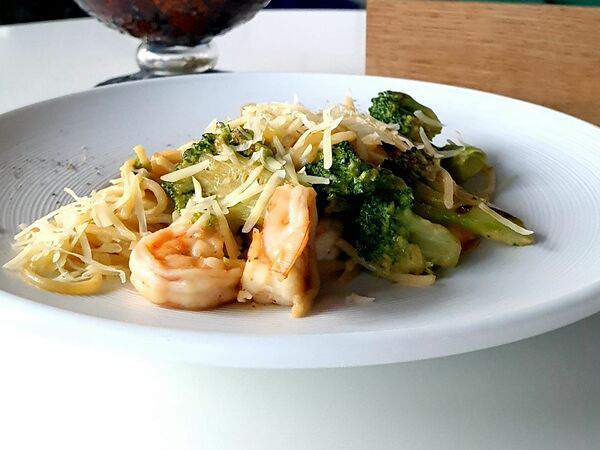GM cafe - Спагетти с креветками и брокколи
