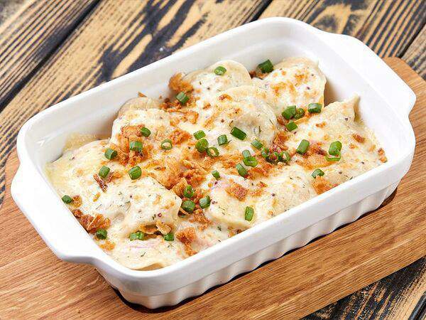 Васильки - Ассорти из пельменей, запеченное под соусом с горчицей и беконом