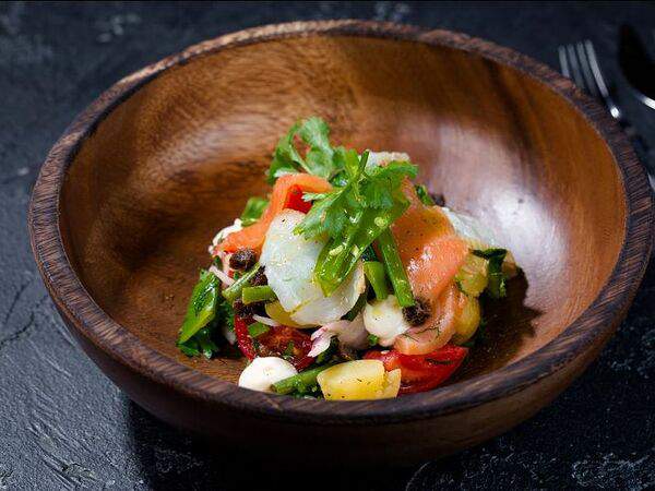 Fish Point - Салат с лососем и копчёным палтусом