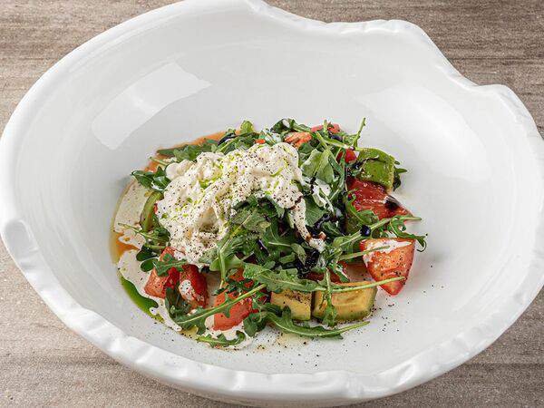 Веранда - Салат со страчателлой, томатами, рукколой