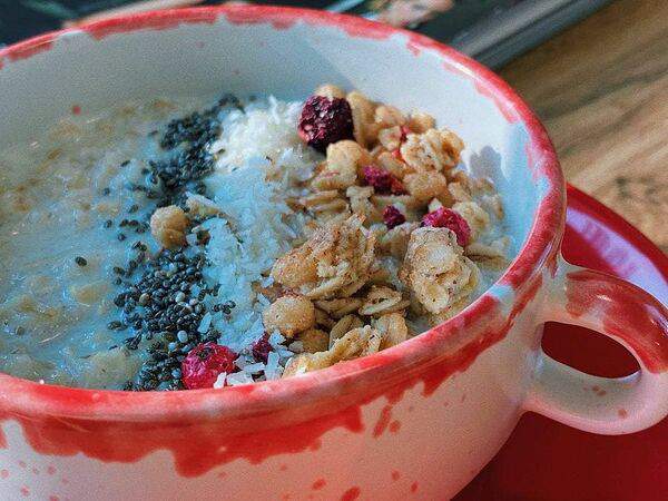 Yummy coffee shop - Овсяная каша с гранолой и чиа