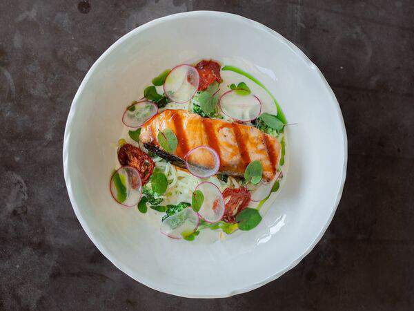 Китчен - Лосось в апельсиновой глазури, спагетти из кабачка, брокколи в сливочном соусе