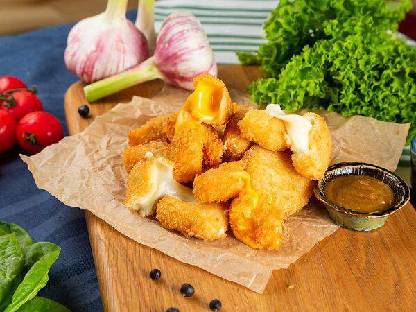 Hot Holland - Жареный сыр Эдам с брусничным соусом