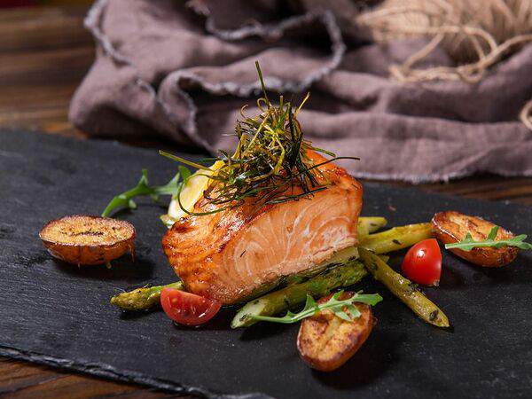 Baranka cafe & bar - Карамельный лосось со спаржей