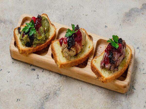 Кафе 38 - Ассорти паштетов с брусничным соусом и бриошем