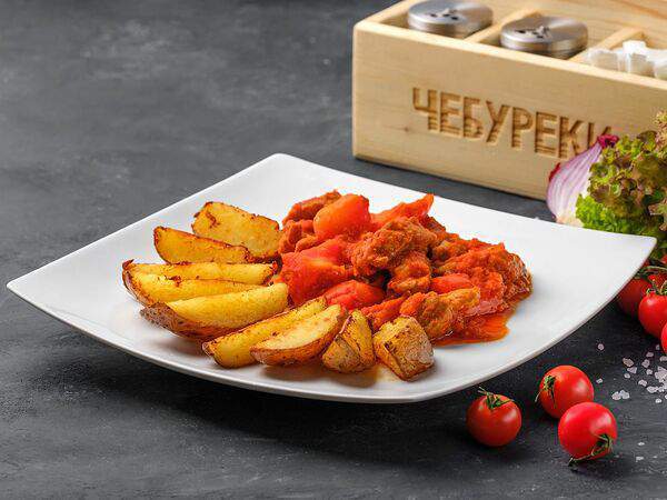 Чебуреки - Гуляш cвинoй с гарниром