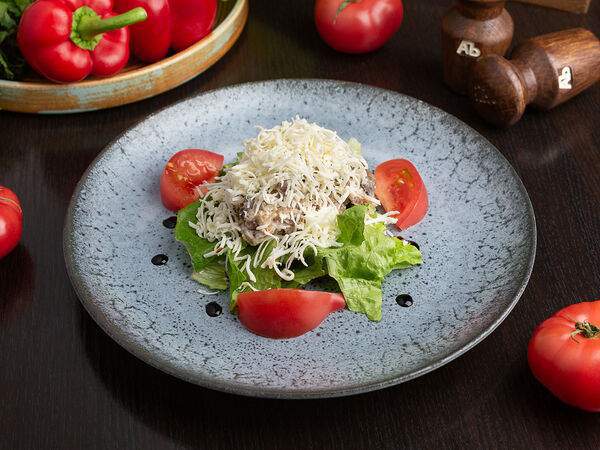 Абсолютъ - Традиционный салат с говяжьим языком и грибами под нежным соусом