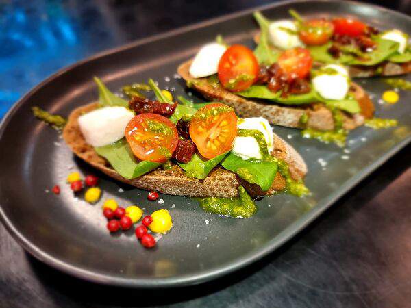 Toplivo - Брускетты с вялеными томатами, шпинатом под соусом песто