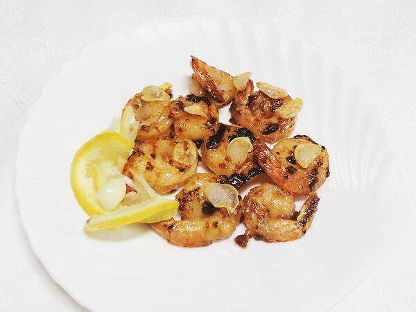 Три правила - Креветки в соусе манго-чили с чипсами из чеснока