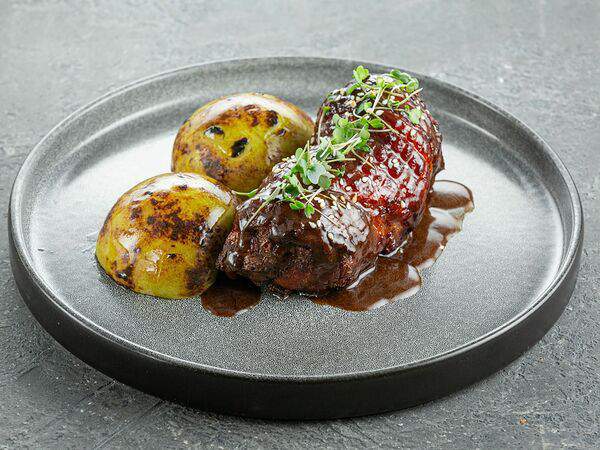 Jager Meet to Eat - Кёльнская свинина в хрустящей корочке с печеным яблоком